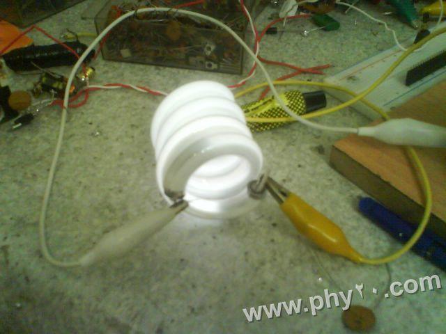 روشن کردن لامپ با یک سیم برق 